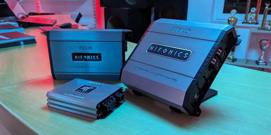 Hifonics und Zeus Car-HiFi Verstärker nebeneinander im Studio-Setting als Beispiel professioneller Verstärker-Auswahl