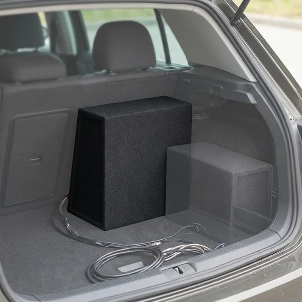 Subwoofer im Kofferraum mit angedeuteter zweiter Position zum Testen der Platzierung